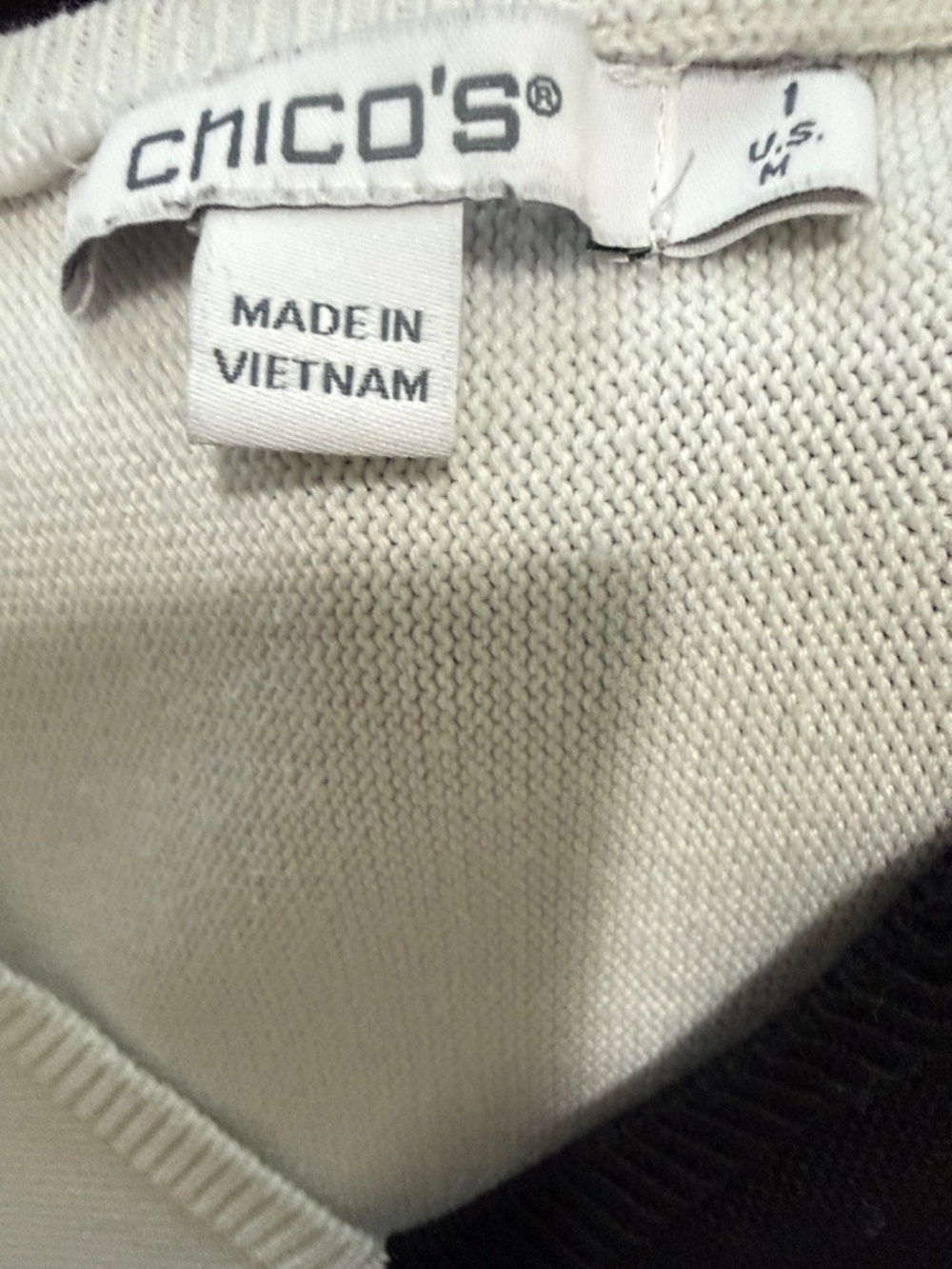 Chicos Short Sleeve, V Neck Sweater in size 1 (8) - Picture 3 of 7